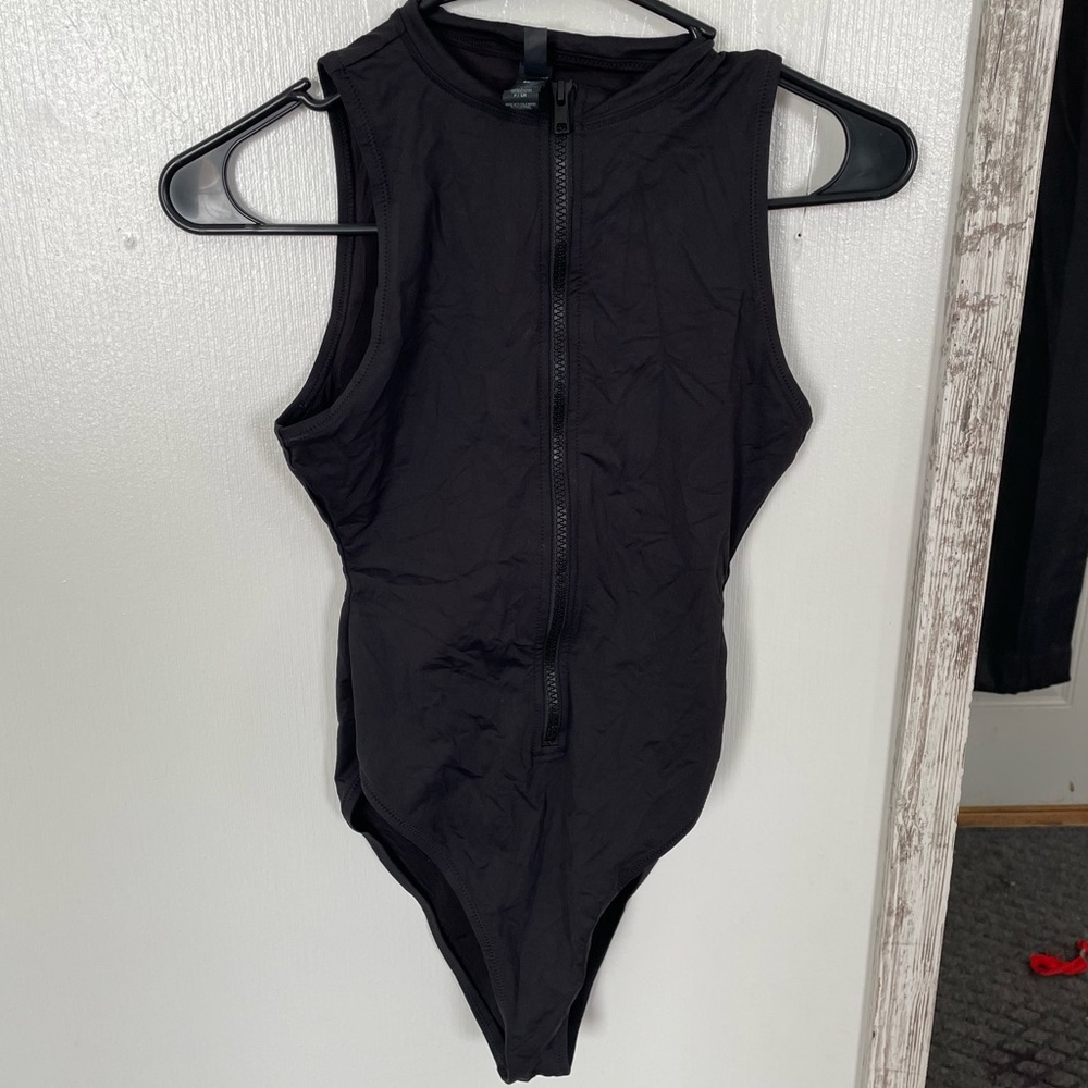 SKIMS SWIM FRONT SLEEVELESS ONEPIECE
